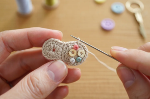 Gắn sản phẩm vào khoen kim loại