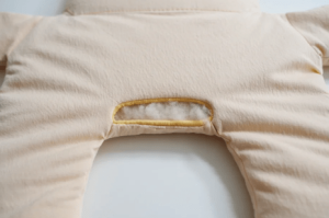 Hình ảnh nhồi bông vào bên trong thân móc khóa – bước giúp tạo độ phồng mềm mại.