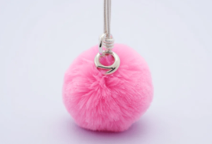 Móc khóa cục bông sau khi hoàn thiện – đã gắn khoen và charm trang trí pastel.