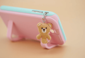 Ốp điện thoại pastel treo charm gấu bông