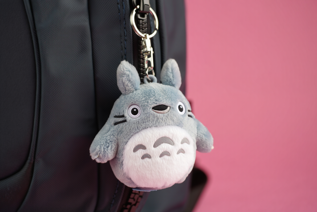 Móc khóa Totoro bằng bông dễ thương treo trên balo