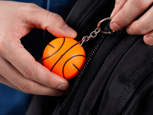 Các mẫu móc khóa bóng rổ nhiều kiểu dáng được bày trên bàn gỗ