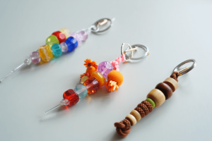 Móc khóa handmade từ nhựa, hạt cườm, dây dù