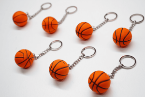 Góc làm việc với móc khóa bóng rổ treo tạo điểm nhấn