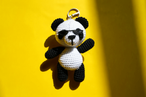 Móc khóa gấu trúc bằng len