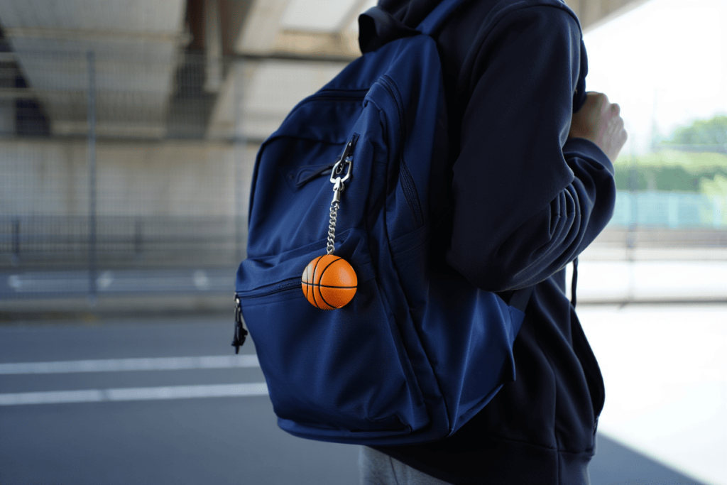 Móc khóa bóng rổ treo trên balo học sinh