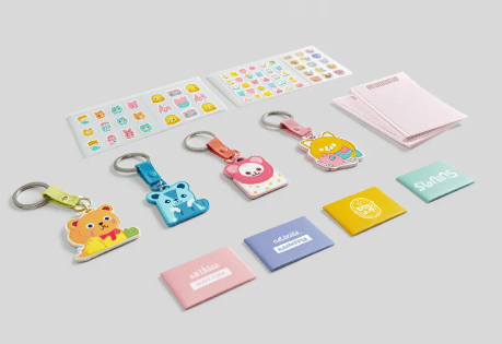 Phụ kiện học sinh gồm móc khóa, sticker, tag tên